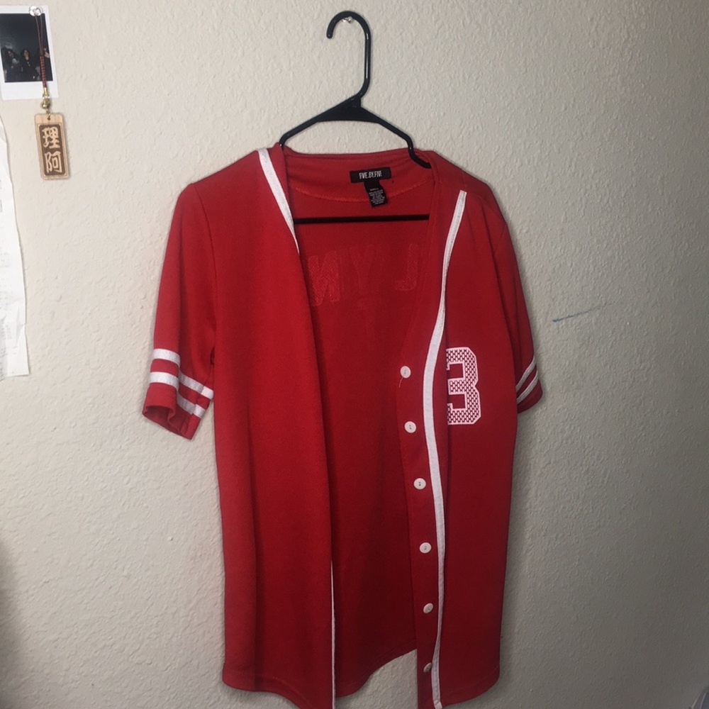 Red “Slayin’ it” jersey top.
